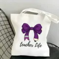 Vista dettagliata della borsa in tela bianca con fiocco a matita viola e stampa scritta teacher. - Fiocco Viola Stile 7 / 35x40cm