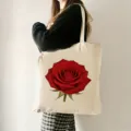 Nahaufnahme der modischen Segeltuchtasche mit rotem Rosenblütendruck für den Alltag. - Rote Rosenblüte (11) / 35x40cm