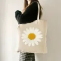 Detailansicht der beigen Segeltuchtasche mit großem weißen Gänseblümchen-Blumendruck-Design. - Weißes Gänseblümchen (12) / 35x40cm