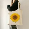 Stilvolle Segeltuch Tragetasche mit lebendigem Sonnenblumenmuster, ideal für Alltag und Reisen. - Realistische Sonnenblume (15) / 35x40cm
