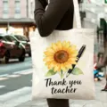 Vue détaillée d'un sac en toile avec tournesol aquarelle et texte enseignant dehors. - Style 4 / 35*40cm