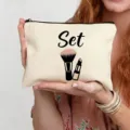 Vue détaillée d'une pochette à cosmétiques en toile élégante avec imprimé pinceau quotidien. - Style Set (5)