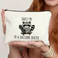 Leinen-Reißverschlusstasche mit niedlichem Waschbär-Skater-Design, praktische Kosmetiktasche für Alltag. - Waschbär-Skater