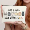 Detailansicht der niedlichen Katzen-Leinwand Kosmetiktasche, ideal für Reisen und Alltag. - Katzen-Stil (011)