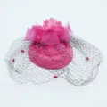 Chapeau pillbox rose vintage avec voile en maille noire, ornements floraux et de plumes. - Rose rouge