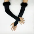 Gros plan de longs gants en satin noir avec poignets en fausse fourrure style rétro. - Noir