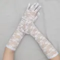 Gros plan de longs gants en dentelle blanche avec des motifs floraux délicats et design élégant. - Taille unique / Blanc