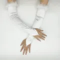 Gants longs blancs en satin avec manchette en fausse fourrure pour fete vintage des annees 1920. - Blanc