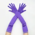 Lange violette Satin Opernhandschuhe mit Perlenbesatz für 1920er Jahre Party Kostüme. - Einheitsgröße / Lila