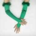 Vue détaillée de gants longs en satin vert avec poignets en plumes pour soirées rétro. - Vert Foncé