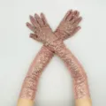 Nahaufnahme von glitzernden rosa Pailletten-Handschuhen, ideal für Partys und Abendkleider. - Einheitsgröße / Rosenrosa