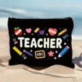 Gedetailleerd overzicht van make-tas met leraar thema, zwart tasje met schattig schoolpatroon. - Stijl 8
