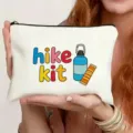 Λευκή τσάντα καμβά με τύπωμα hike kit και ανθεκτικό φερμουάρ για καθημερινή χρήση. - Στυλ Hike Kit (011)
