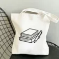 Minimalistische Canvas Tragetasche mit Buchdruck, große Alltagstasche für Studenten und Schule. - 35x40cm / Buch und Bleistift Schwarz-Weiß Muster