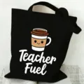 Nahaufnahme des schwarzen Segeltuchtaschen-Details mit niedlichem Kaffeetassen-Design. - Cartoon Kaffeetasse Muster (20) / 35x40cm / Schwarz