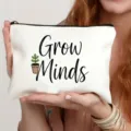 Primo piano dettagliato della pochette cosmetica in tela bianca dal design stimolante. - Stile 7