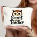 Pochette per trucco bianca in tela con stampa gufo e scritta insegnante per uso quotidiano - Modello 6