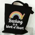 Detailansicht der schwarzen Stofftasche mit Regenbogen und Stift Motiv für Lehrer. - Regenbogen und Bleistift Muster (12) / 35x40cm / Schwarz