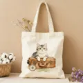 Nahaufnahme mit dem süßen Aquarell-Katzenmotiv und der feinen Leinwandtextur der Tasche. - Aquarell Katze Reise Stil (4)