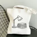Weisse Stofftasche aus Segeltuch mit Schreibtischlampe und Buecher Strichzeichnung. - 35x40cm / Lampe und Buch Muster