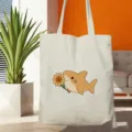 Nahaufnahme des süßen Cartoon-Haifisch- und Sonnenblumen-Drucks auf der Stofftasche. - Hai mit Sonnenblume Stil (3) / 35x40cm