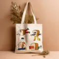Nahaufnahme der Canvas-Tragetasche mit lustigen Brot-Prints und schicker Trockenblumendeko. - Stil 2 / 35*40cm