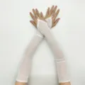 Vue détaillée de longs gants de protection solaire blancs, design sans doigts en soie glacée. - Taille unique / Blanc