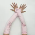 Gedetailleerd overzicht van lange roze satijnen handschoenen, gladde textuur en lus. - Roze