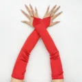 Primo piano dettaglio di lunghi guanti senza dita in raso rosso eleganti maniche sposa. - Rosso