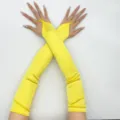 Guanti lunghi in raso giallo senza dita dettaglio, elegante accessorio per feste serali. - Giallo