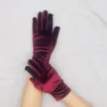 Gants en velours rouge foncé pour femmes, gants chauds élégants pour costume de soirée. - Bordeaux