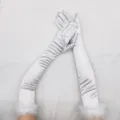 Gants longs en satin vue de détail avec poignets en fausse fourrure pour fête rétro et cosplay. - Taille unique / Blanc