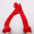 Longs gants de soirée en satin rouge avec poignets en plumes pour fêtes rétro des années 1920. - Taille unique / Rouge