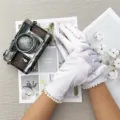 Gros plan de gants de cérémonie en satin blanc avec de jolies perles au poignet. - Taille unique / Blanc