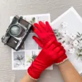 Gants extensibles en satin rouge avec garniture de poignet en perles élégantes pour fête de mariage. - Taille unique / Rouge