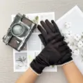 Vue détail des gants en satin noir élégants avec bordure délicate de perles et de dentelle. - Taille unique / Noir