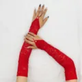 Vue détaillée de gants longs en dentelle rouge avec anneau de doigt et strass pour fêtes. - Taille unique / Rouge