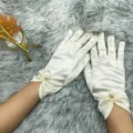 Gants en satin blanc élégants avec nœud de perles, accessoires parfaits pour mariage et soirée. - Taille unique / Blanc Cassé
