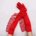 Detailaufnahme roter Satinhandschuhe mit Fransen, elegante 1920er Jahre Party Tanz Accessoires. - Einheitsgröße / Rot