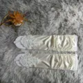 Gants longs en dentelle de satin blanc pour mariage de mariée et accessoires de scène. - Taille unique / Blanc Crème