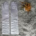 Gants longs élégants en satin argenté froncé pour femmes, parfaits pour les soirées et mariages. - Taille unique / Blanc