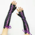 Vue détaillée de gants longs noirs sans doigts avec laçage en ruban violet et œillets en métal. - Taille unique / Violet