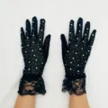 Vue de détail des gants en dentelle noire, tissu maille fin avec des accents de strass scintillants. - Taille unique / Noir