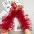 Vue détaillée de longs gants en tulle à pois rouges, volants de mariée vintage et accessoire de main. - Taille unique / Filet Rouge à Pois Noirs