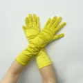 Detailaufnahme langer, leuchtend gelber Satinhandschuhe aus elastischem Spandex für elegante Anlässe. - Einheitsgröße / Gelb