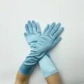 Detailansicht langer hellblauer Satinhandschuhe mit glatter Stofftextur und eleganter Passform. - Einheitsgröße / Himmelblau