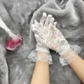 Gants en dentelle blanche pour femmes, gants de protection solaire d'été avec poignets à volants. - Blanc