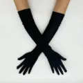 Gros plan de longs gants de soirée noirs, spandex extensible pour tenue rétro élégante. - Noir