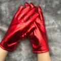 Gros plan de gants métalliques rouges brillants, parfaits pour le cosplay et les spectacles. - Taille unique / Rouge