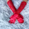 Elegante lange rote Satin- und Spitzenhandschuhe, ideal für Hochzeiten, Partys und Bühnenauftritte. - Einheitsgröße / Rot